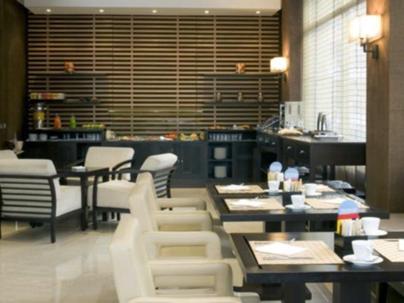 Catalonia El Retiro Otel Madrid Restoran fotoğraf
